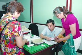 企业工作人员向受损民众发放赔偿金