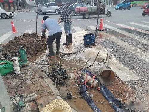 工人抢修水管