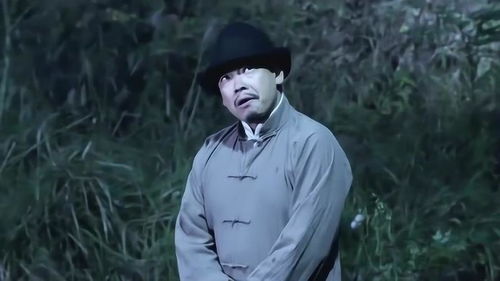 男子焦急地等待着消息