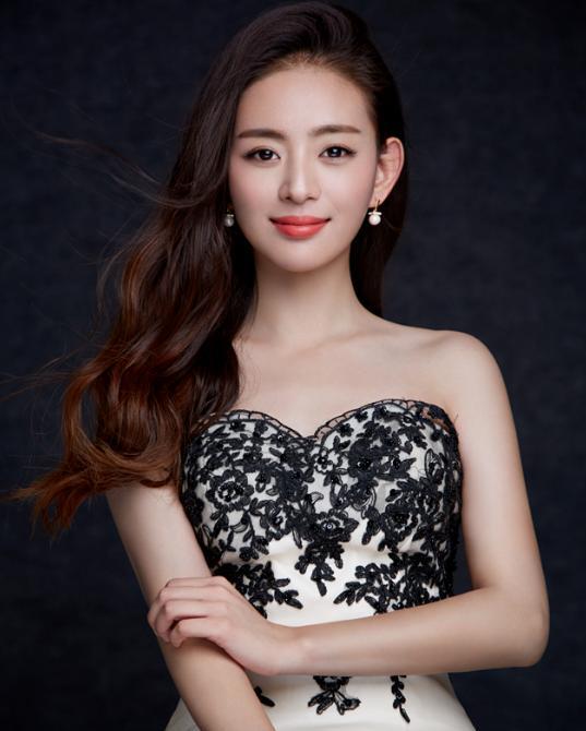 琥珀系女艺人活动优雅瞬间