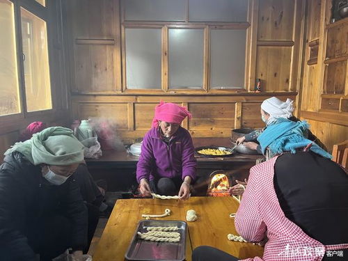 人们围坐一起吃馍的画面