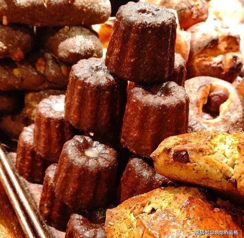 面包堆成小山等待丢弃