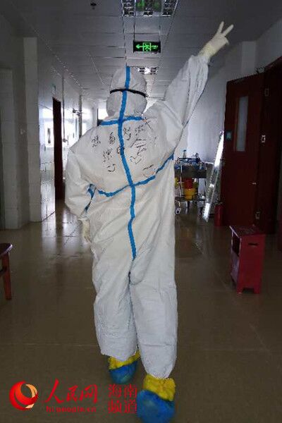 惊魂！女子散步误踩'化骨水'，三桶化学物品现身，真相令人咋舌