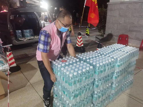 志愿者搬运捐赠的面包