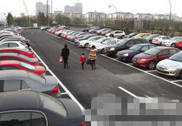 停满了各种汽车的大型停车场