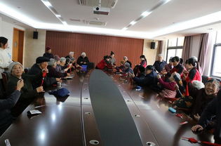 一群人在会议室激烈地讨论着某个话题