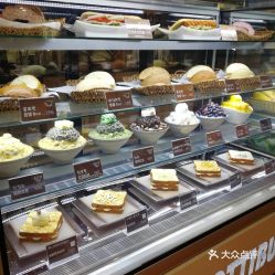 面包店丢弃未售面包？背后真相引人深思！