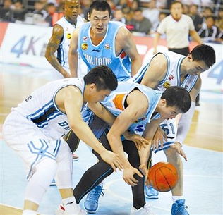 比赛中球员们激烈拼抢的场景