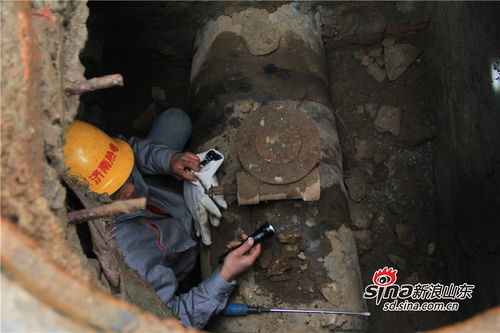 这是工人在检修管道的画面