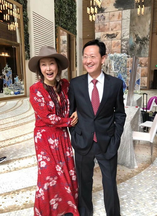 年轻人在录音棚录制