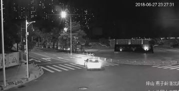 警察认真查看监控录像画面