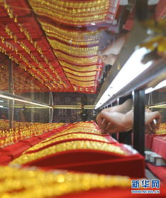 一位大妈在金店挑选金饰