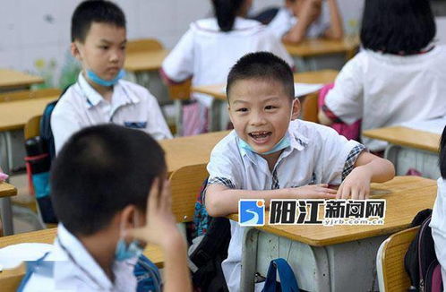 学生们课间聊天