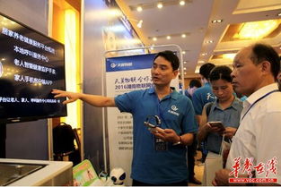 展会现场工作人员讲解