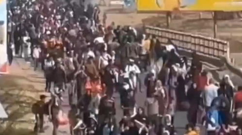 加沙街头逃难人群