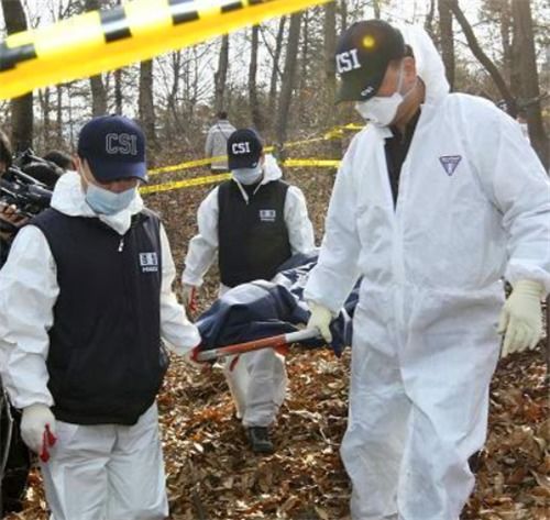 图片显示的是受害者被医护人员抬走的画面,场面十分悲惨。