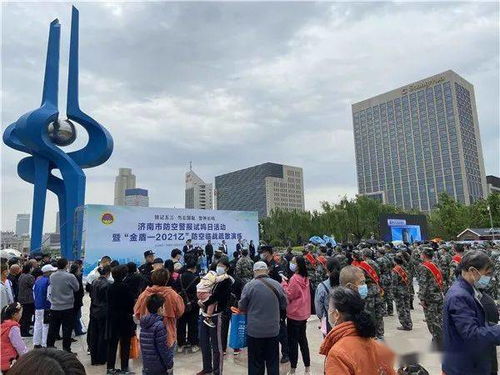 城市上空鸣响的警报笛声