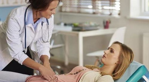 医生查看58岁女子整容后肿胀脸部的情况