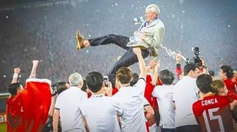 团队成员开心庆祝