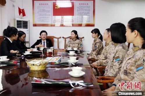 女子与律师交谈