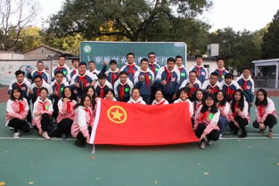 年轻人参加纪念活动