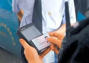 警察街头盘查嫌疑人