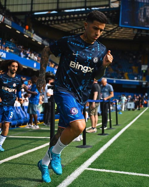 切尔西球员赛前热身的画面