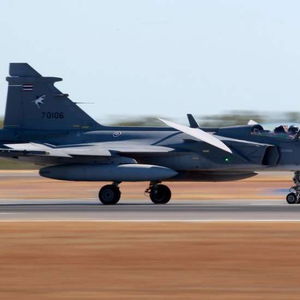 波兰战机护领空，意外导弹击中民宅惊魂记