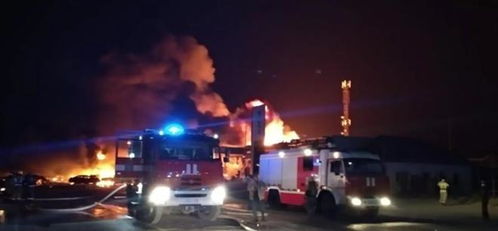 惊险！车主忘拔油枪开车致加油机被拽倒