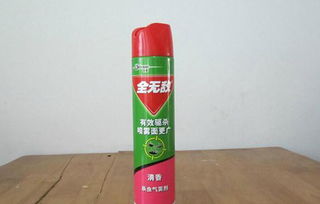 喷洒杀虫剂消灭接吻虫场景