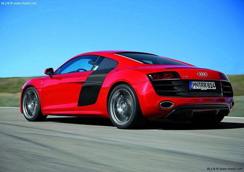 黑色的奥迪R8在公路上飞速行驶