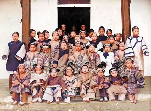 女校长与学生一起的画面