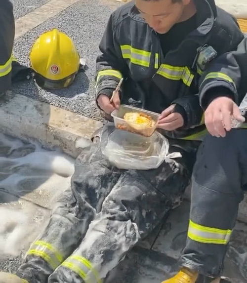 一位疲惫的救援人员坐在地上休息