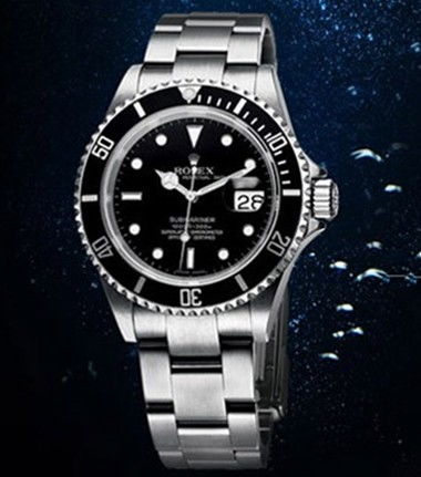 男子开心拿着手表