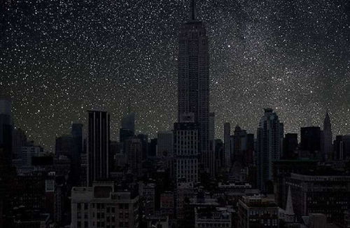 纵横G700夜晚行驶在城市街道上