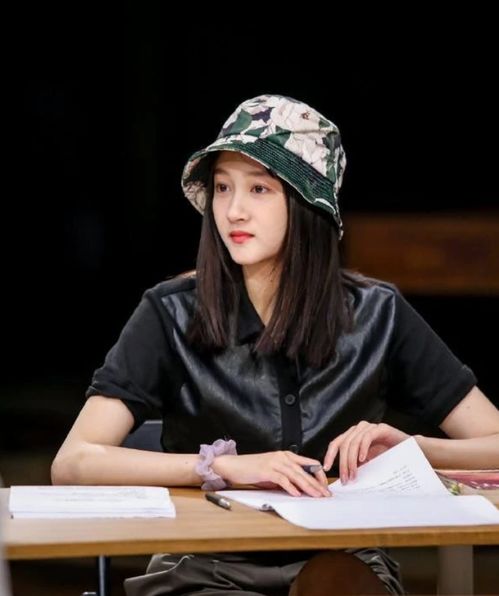 关晓彤研读剧本