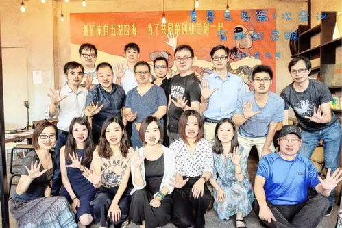 律师们穿着西装合影