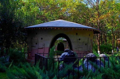 矿区被绿色植被覆盖的美好景象