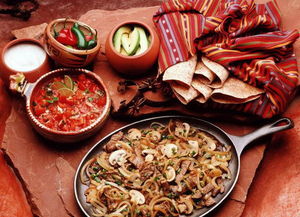 商家拿着手机对着美食拍摄，周围摆放着各种食材