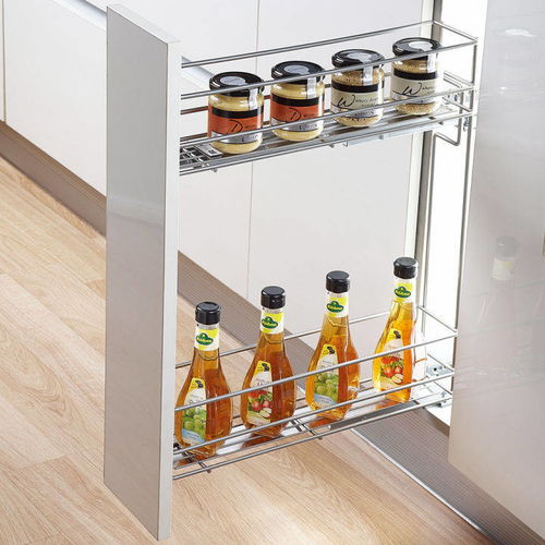 一堆废旧电器被整齐摆放等待回收