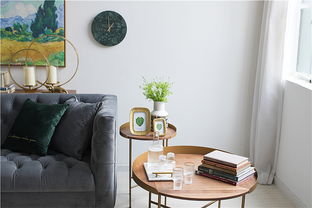 一束温暖的秋日阳光照进房间