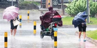 救援人员冒雨前行救助群众