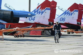 1 米 84 帅飞行员成航展‘人形打卡点’，超酷！