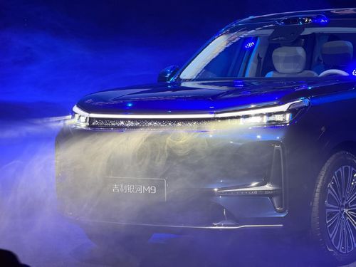 吉利银河M9汽车行驶中