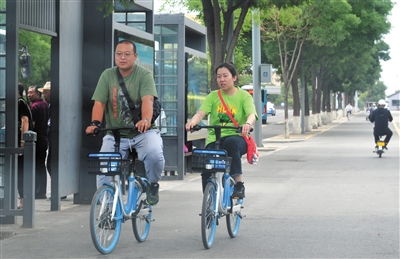骑共享单车的人群