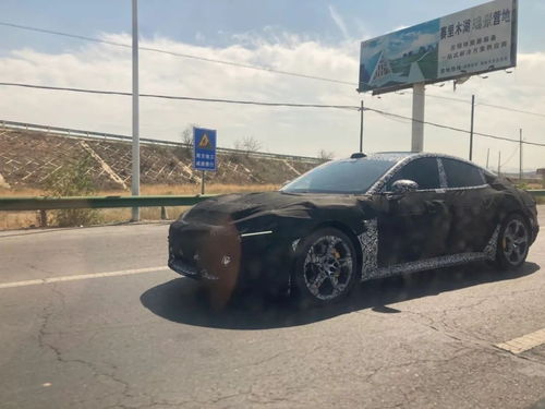 小米汽车工程师专注工作