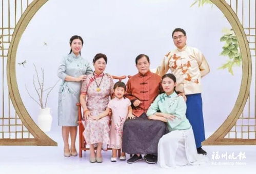 该家庭成员之前的合影