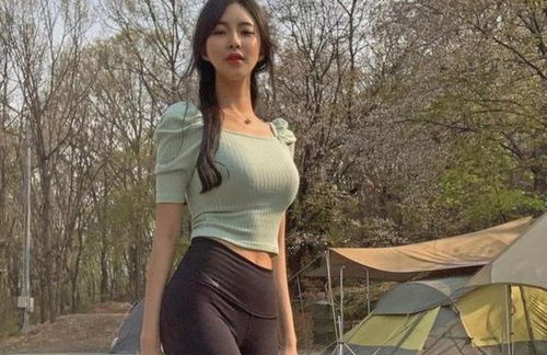 一位女性在家中做瑜伽