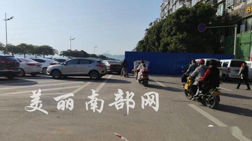 震惊！车主‘凭实力’违停堵路，全街苦不堪言