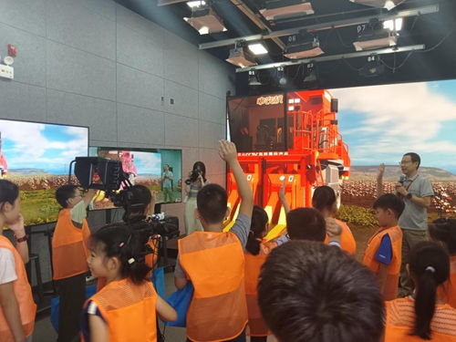 互动体验区人群热闹场景